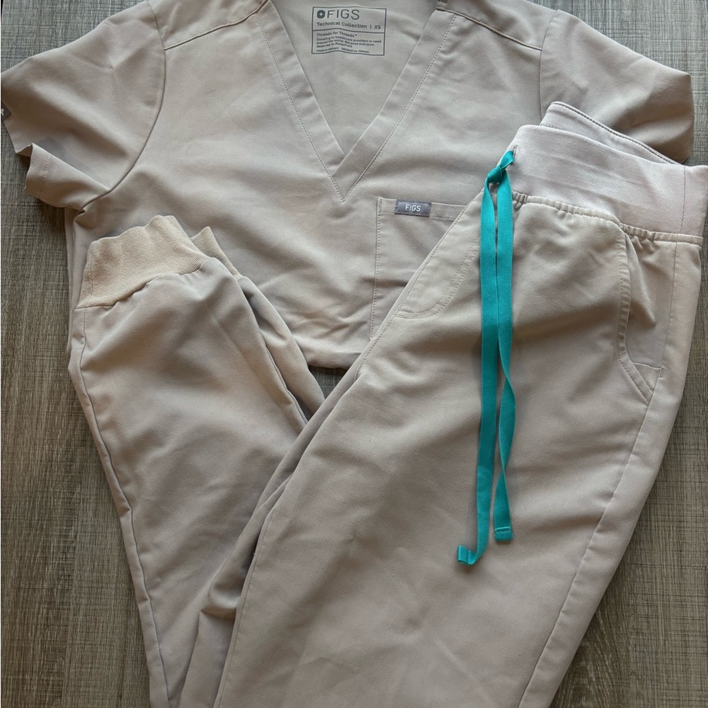 Figs Technical Collection Beige Top and bottom